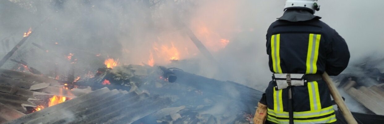 На Буковині кілька бригад рятувальників гасили пожежу у житловому будинку