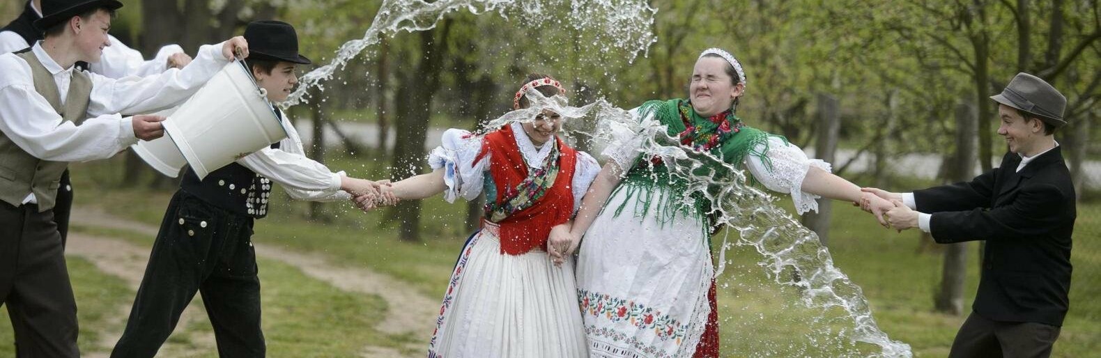 Поливаний понеділок: традиції на другий день Великодня на Буковині