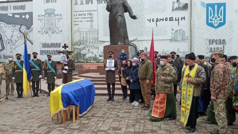 У Чернівцях на Центральній площі попрощалися із загиблим героєм Олексієм Мамчієм