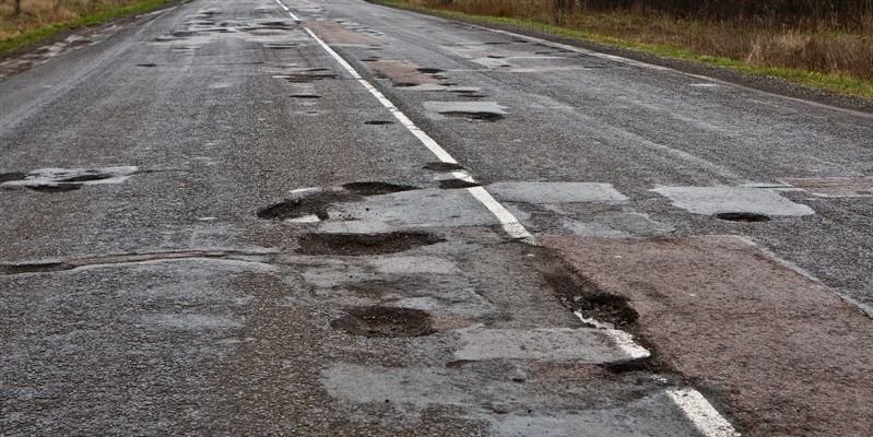 На Буковині гружоний камаз, звинувачють у руйнуванні дорожнього покриття