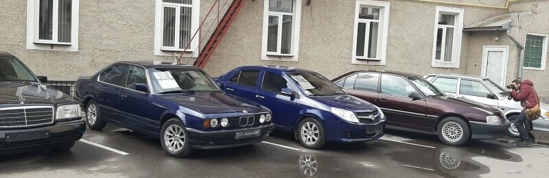 У міськраді Чернівців виставили на аукціон легендарний мерський Mercedes