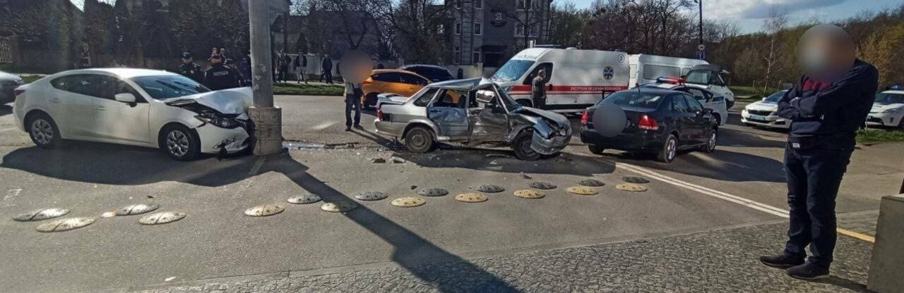 У Чернівцях в одному зі спальних районів трапилася потрійна ДТП