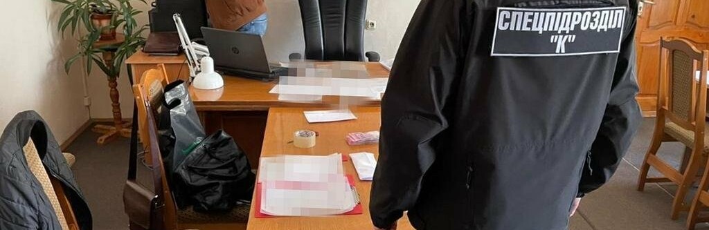 600 тисяч гривень хабаря: посадовцеві Чернівецької ОДА повідомили про підозру