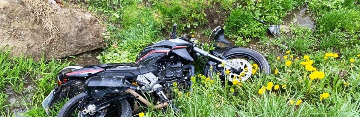 Злетів у кювет і перекинувся: ДТП з потерпілим мотоциклістом на Буковині