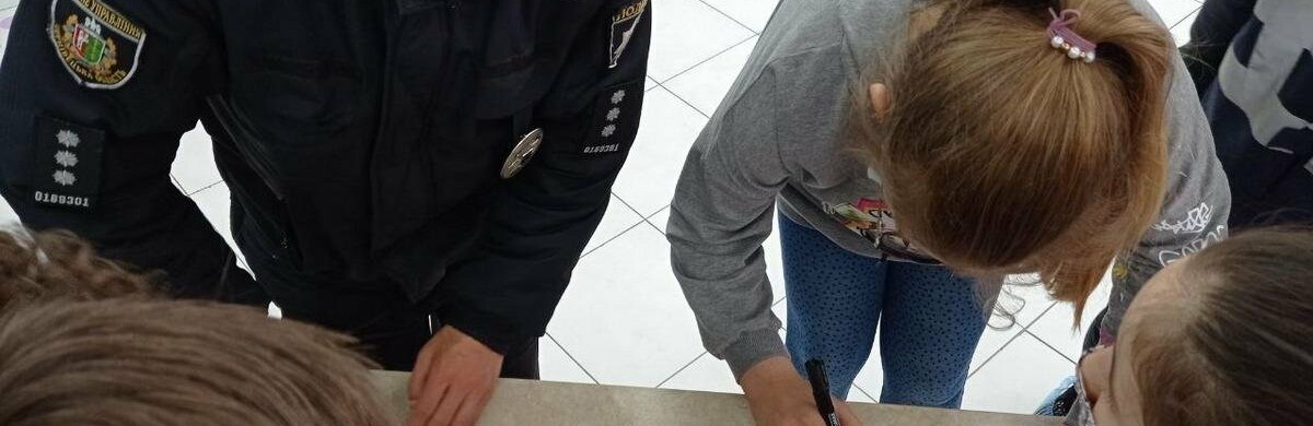 Стоп булінг: поліцейські провели флешмоби для буковинських учнів