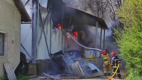 Чорний дим було видно за кілька кілометрів: у Франківську горів склад поблизу летовища