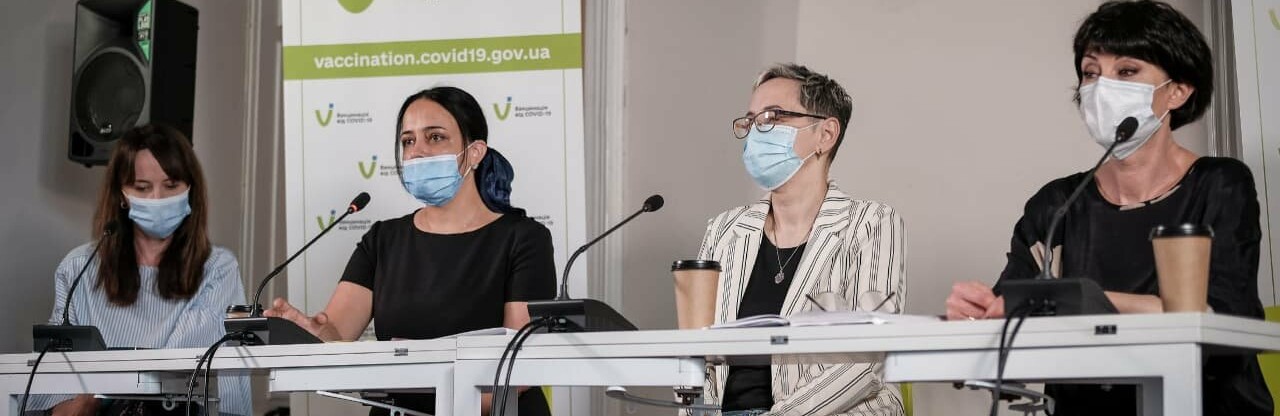 На Буковині паралельно проходять три етапи вакцинації
