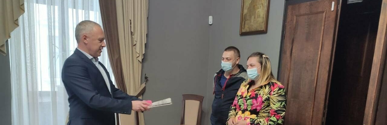 У Чернівцях ключі від нової квартири передали сім'ї з новонародженою трійнею