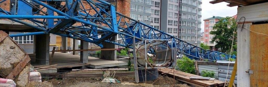 Падіння крану у Чернівцях: у поліції розпочали кримінальне провадження