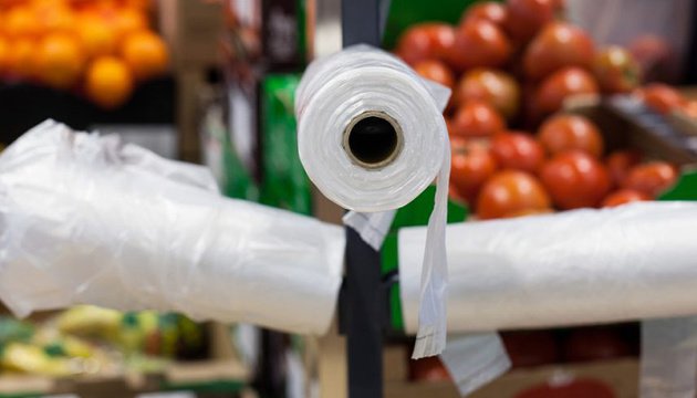 Заборона пластику: коли звичні пакети зникнуть з українських магазинів