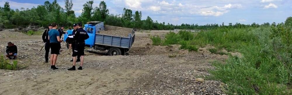 На Вижниччині поліцейські розслідують два факти нелегального використання надр 