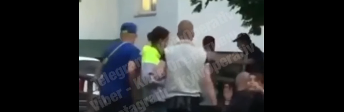 Під Києвом чоловік на інвалідному візку встав щоб взяти участь у бійці