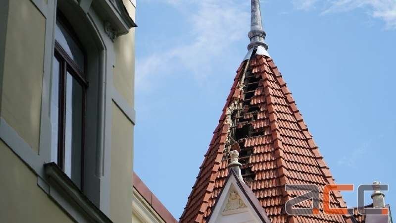 Утворилася діра: у Чернівцях блискавка вдарила у дах дитячої лікарні