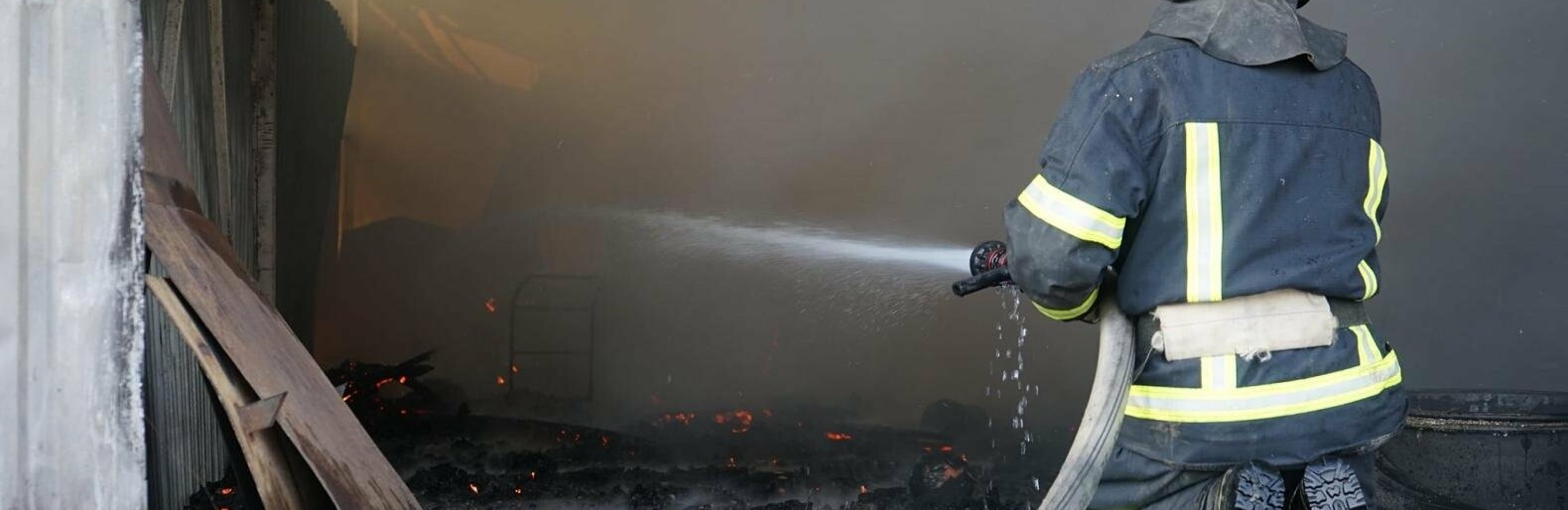 У Чернівцях три десятки рятувальників гасили пожежу на металевому складі