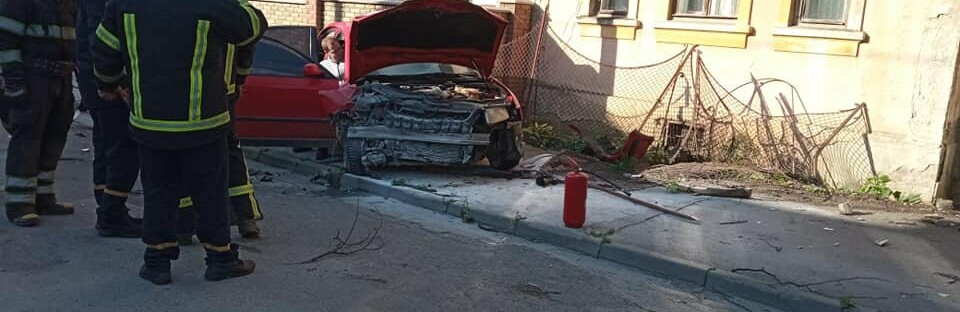 У Чернівцях водій напідпитку врізався в дерево: його госпіталізовано