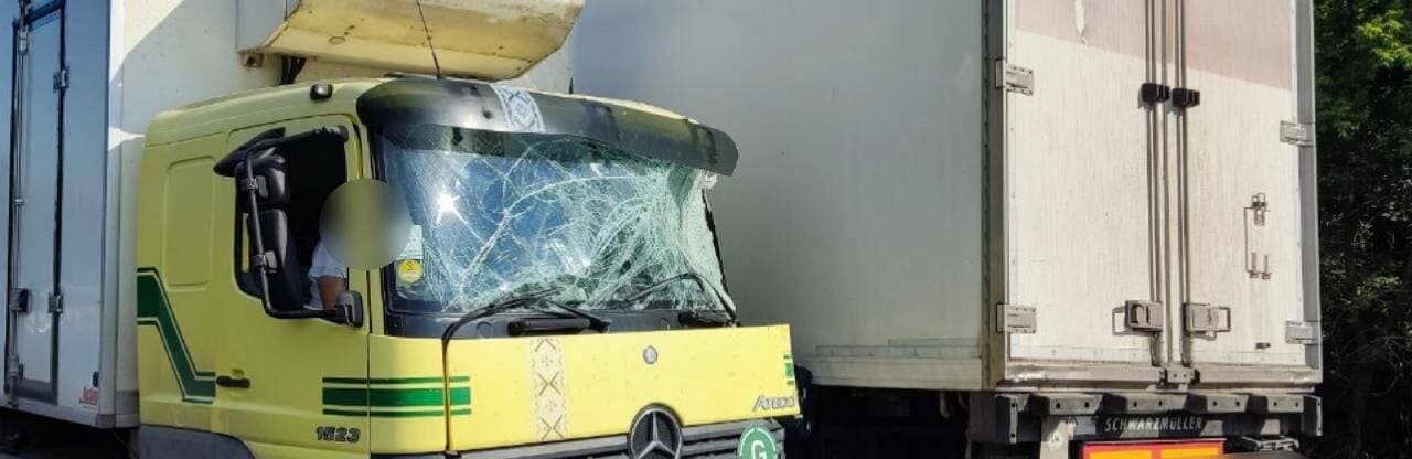 Неподалік Чернівців трапилася ДТП: зіткнулися дві вантажівки