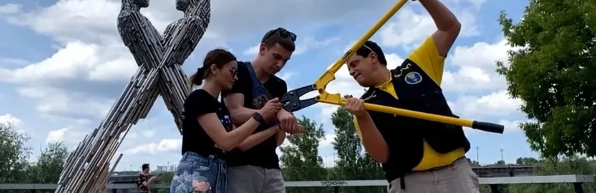 Пара, яка скувала себе ланцюгом, заявила про припинення стосунків та зняла кайдани