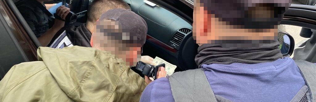 У Чернівцях на хабарі у більше тисячі доларів затримали поліціянта