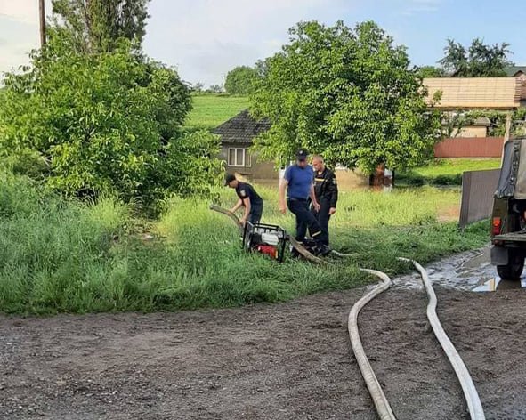 Вода спадає: рятувальники розповіли про наслідки потужної зливи на Буковині