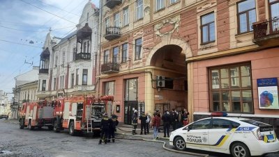 У центрі Чернівців задимівся будинок: причини наразі невідомі