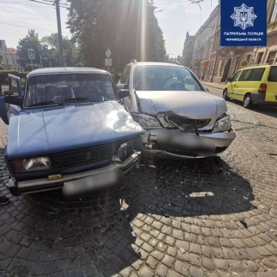ДТП у центрі Чернівців: травмувалося двоє літніх людей