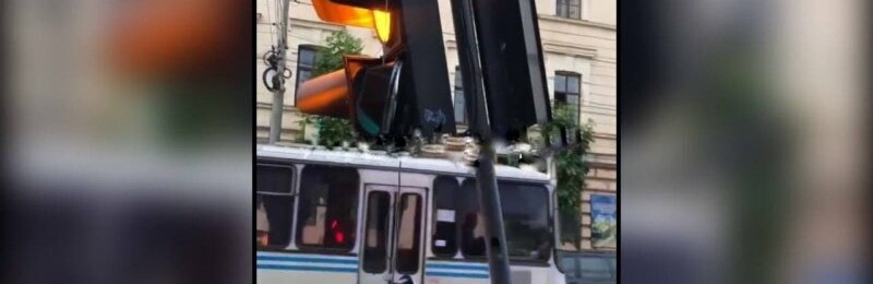 У центрі Чернівців п'яний водій врізався у світлофор