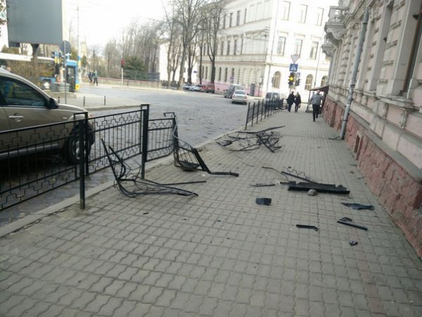 Водій «Бобіка», що вчора в центрі Чернівців збив огорожу, був тверезий  - Поліція (фото) - фото 1