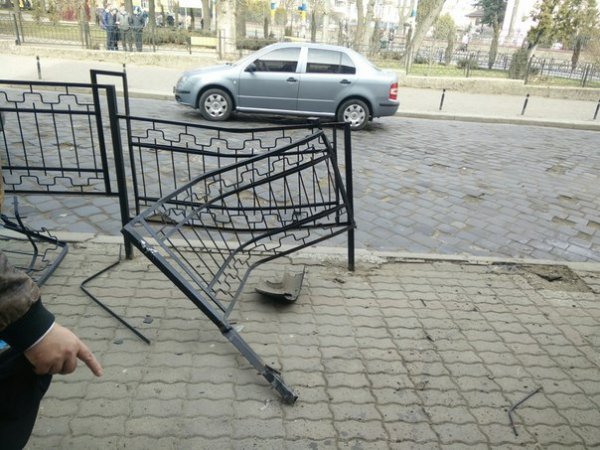 Водій «Бобіка», що вчора в центрі Чернівців збив огорожу, був тверезий  - Поліція (фото) - фото 1