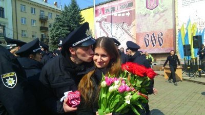 Новий чернівецький поліцейський зробив пропозицію коханій під час присяги (фото) - фото 1